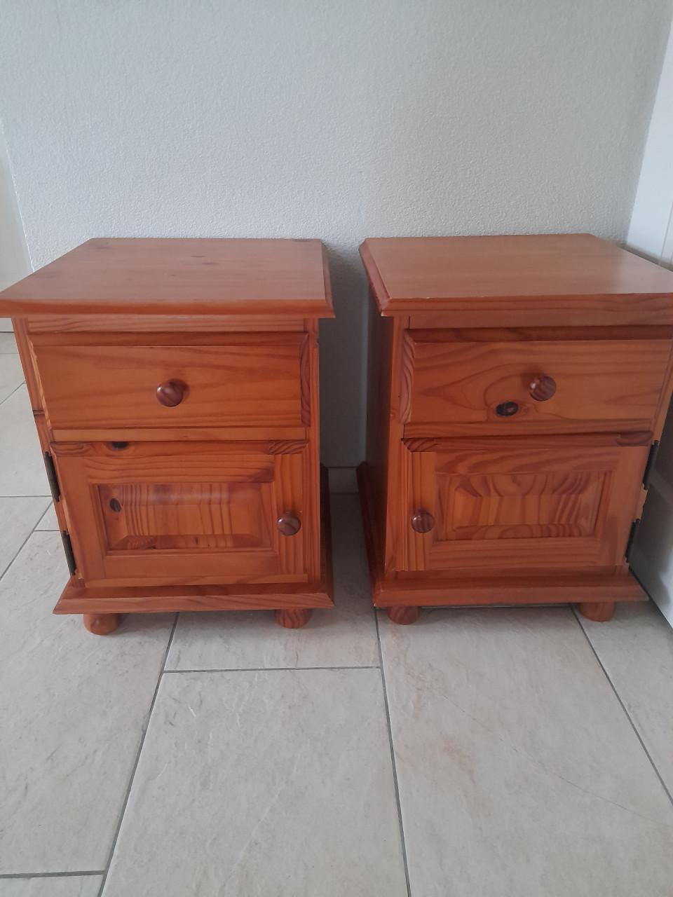 2 Nachtkastjes 44 x 44 x 55H ( in goede nette staat )