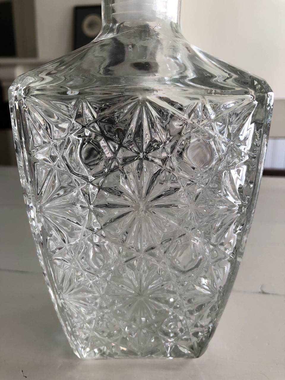 Mooie brocante gedetailleerde drank karaf van geperst glas