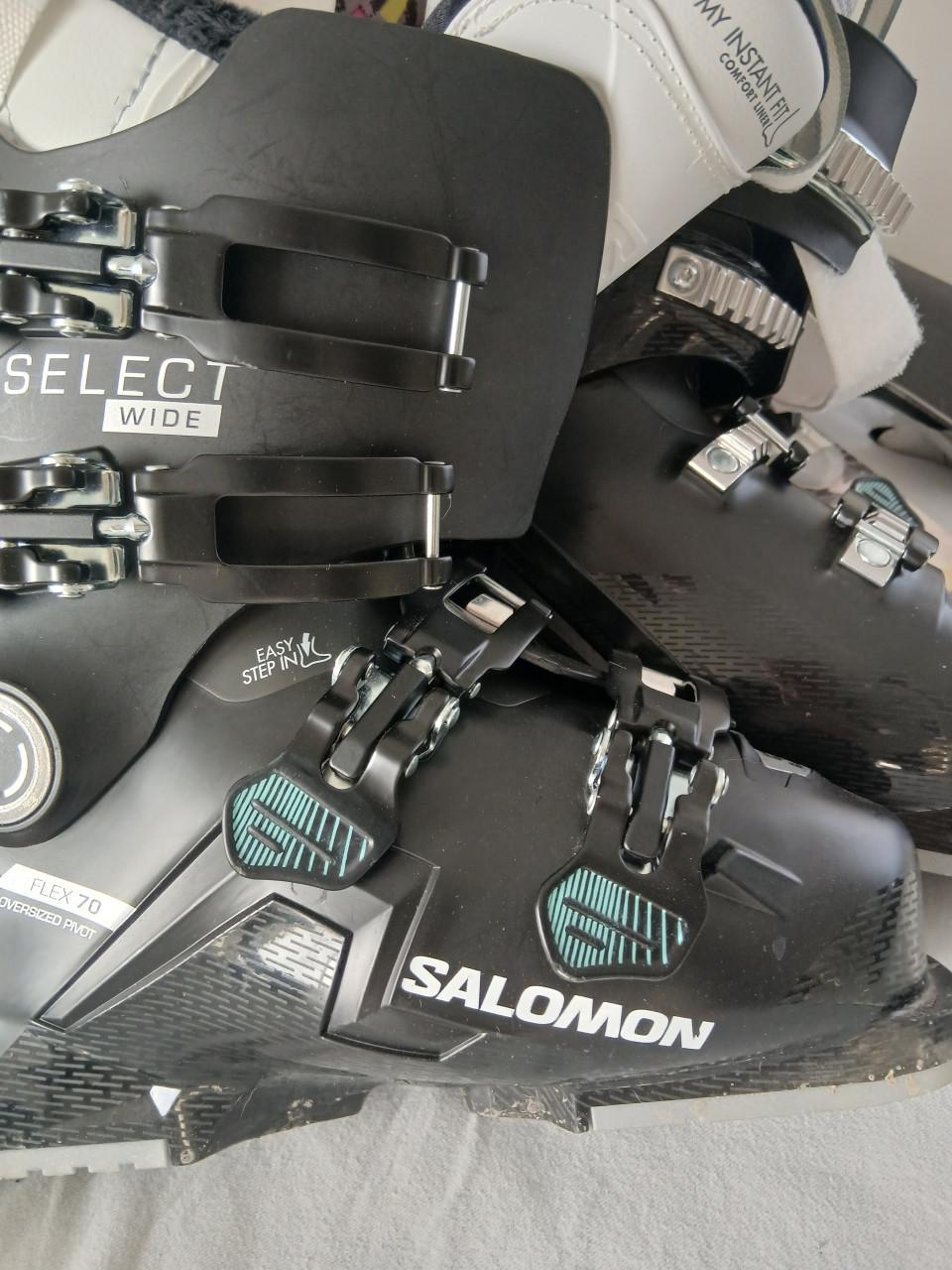 Skies, schoenen, stokken, jack en broek en helm wegens stoppen met skien