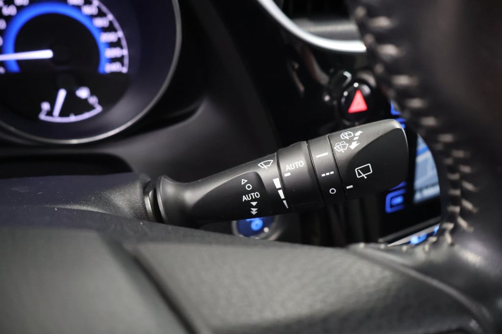Toyota Auris touring sports 1.8 hybrid lease pro
