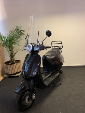 RIVA MODEL MET WINDSCHERM NU 895,= RIJKLAAR