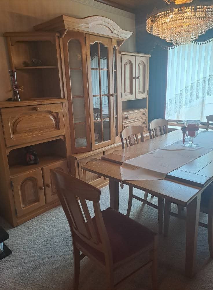 Eettafel met stoelen