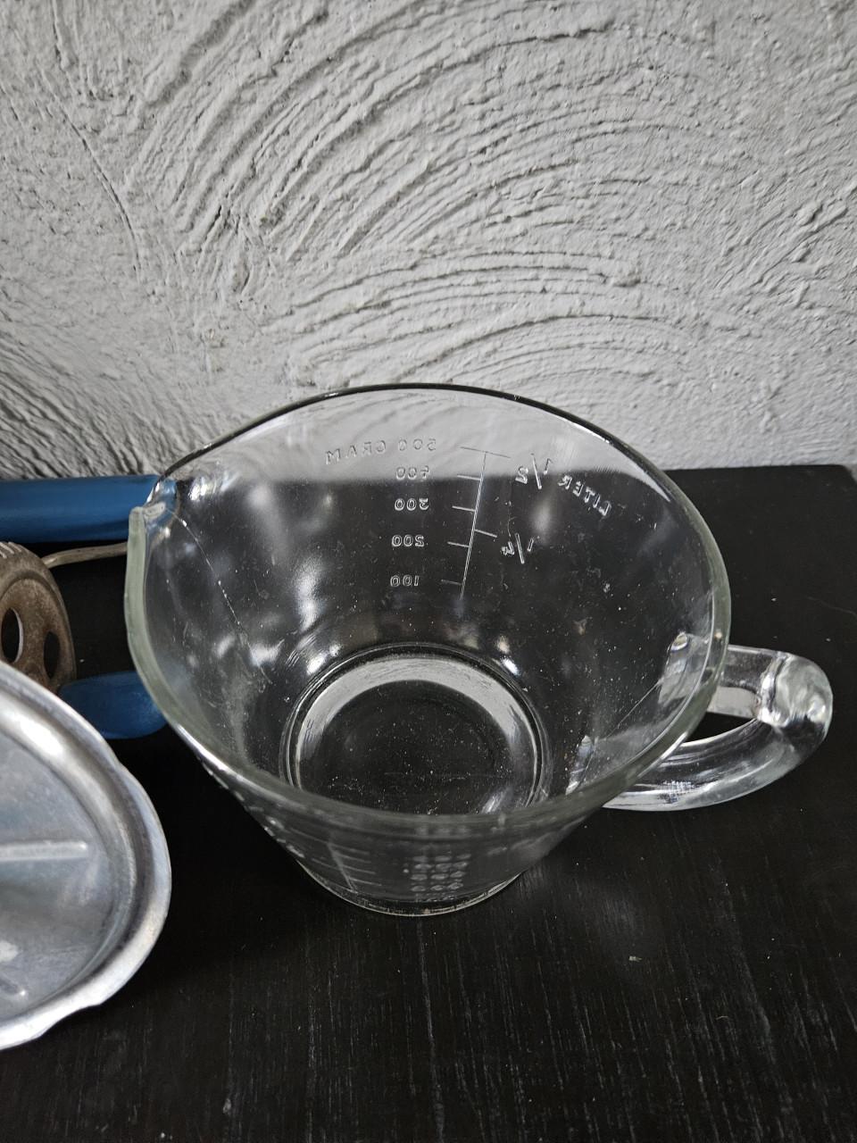 Jaren 50 mooie complete handmixer met glazen maatbeker