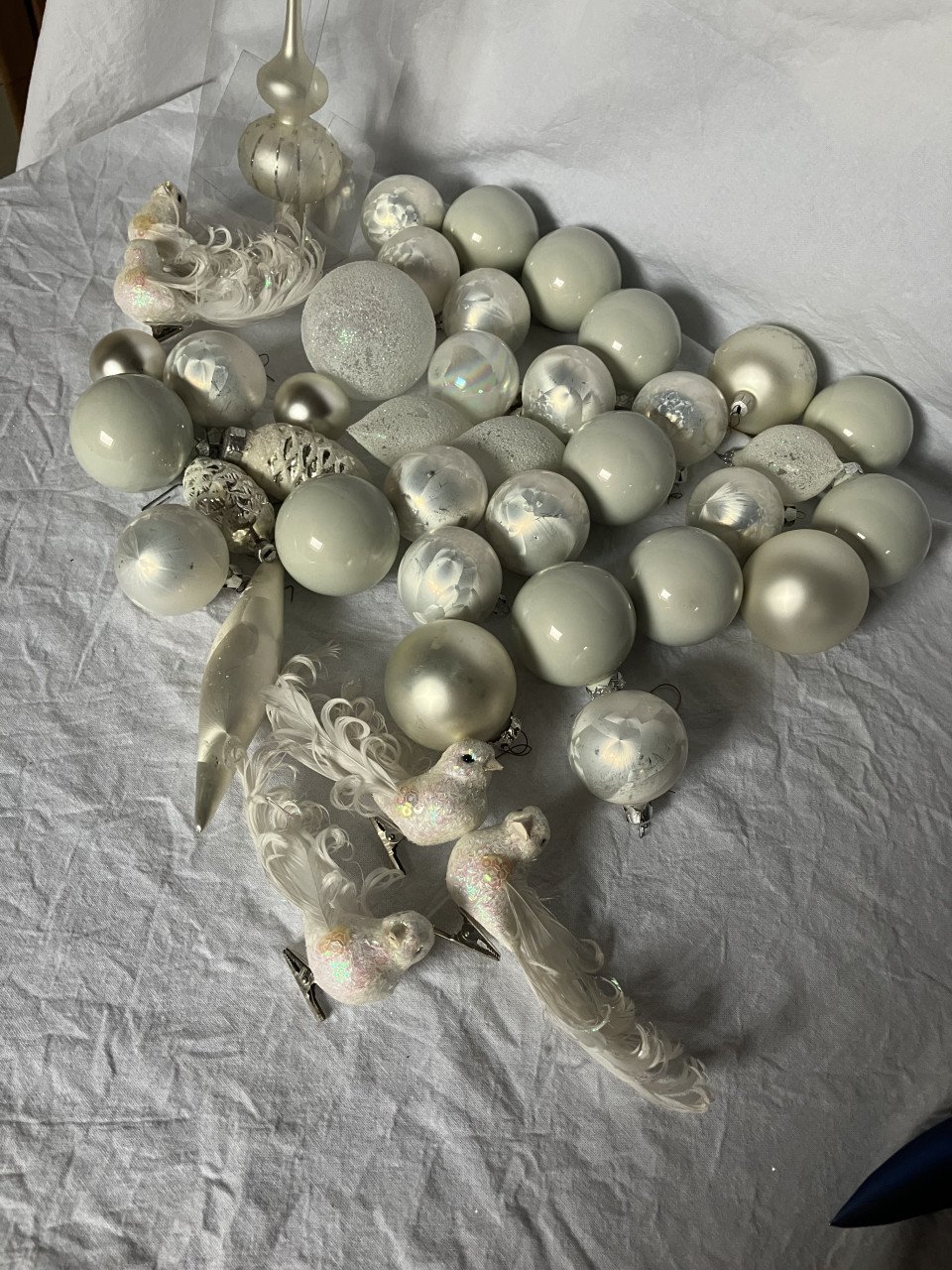 Partij witte glazen kerstballen