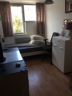 Mooi gestoffeerde en gemeubileerde kamer te huur in Goes Noord.