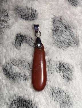 Handgeslepen rode jaspis hangers op bestelling!