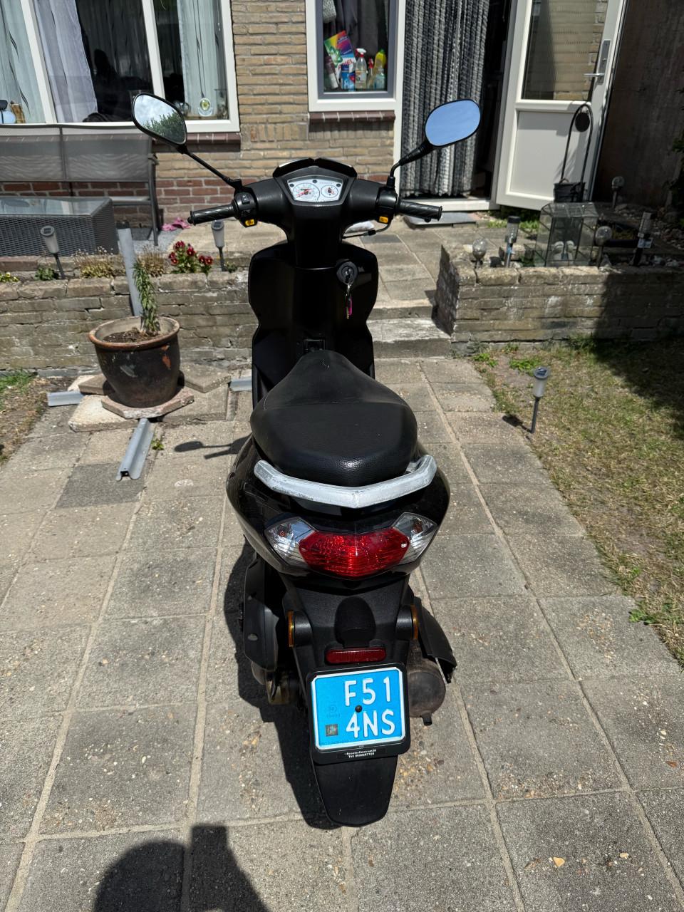 Peugeot Kisbee Scooter - lees tekst !