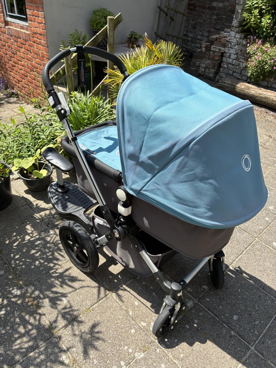 Complete Bugaboo Cameleon 3 kinderwagen in kleur blauw en donkergrijs