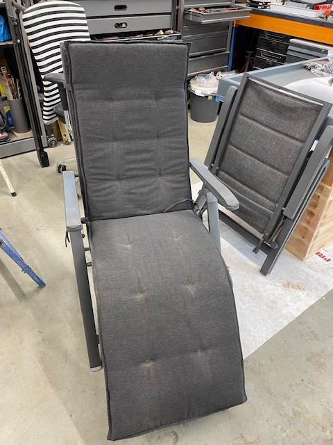 2 stuks tuinstoelen met voetensteun