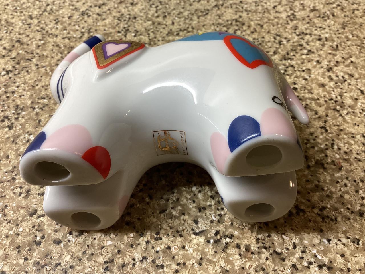 Mooi porceleinen olifantje. Kunstenares: Corrie Ammerlaan van Niekerk.