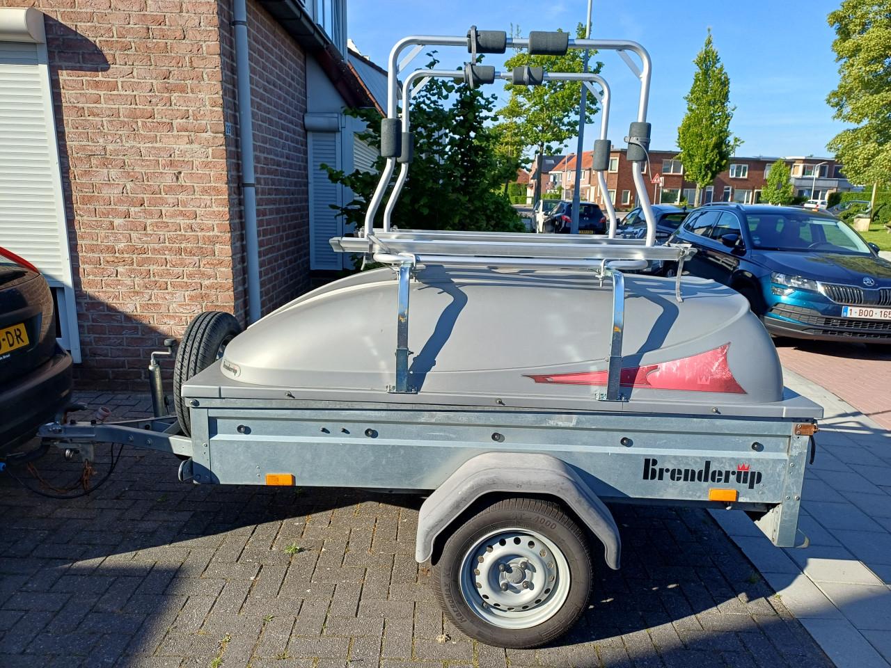 Brenderup 1205s met fietsendrager voor 4 fietsen en een huif