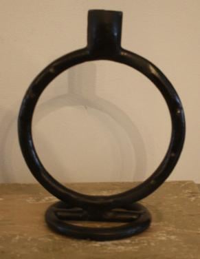 Zwarte metalen kandelaar