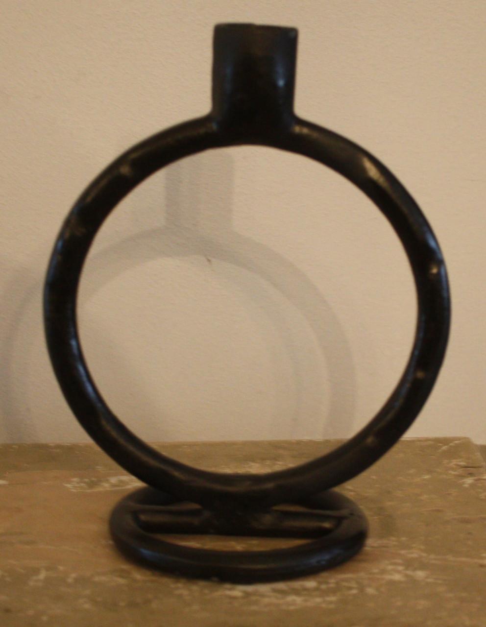 Zwarte metalen kandelaar