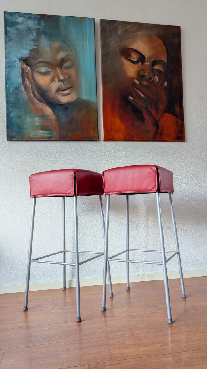 2 barkrukken met leren zitting