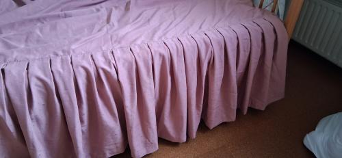 Twee 1-persoonsspreien.Kleur oud-roze.Met de hand gemaakt, goede kwaliteit.