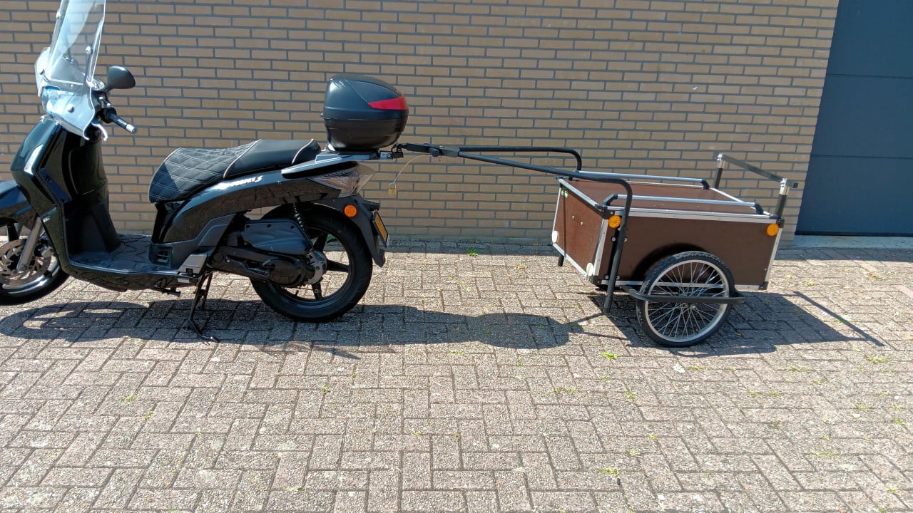 Kymco people S 4 takt bouwjaar 2012 met topkoffer en bagagekar.