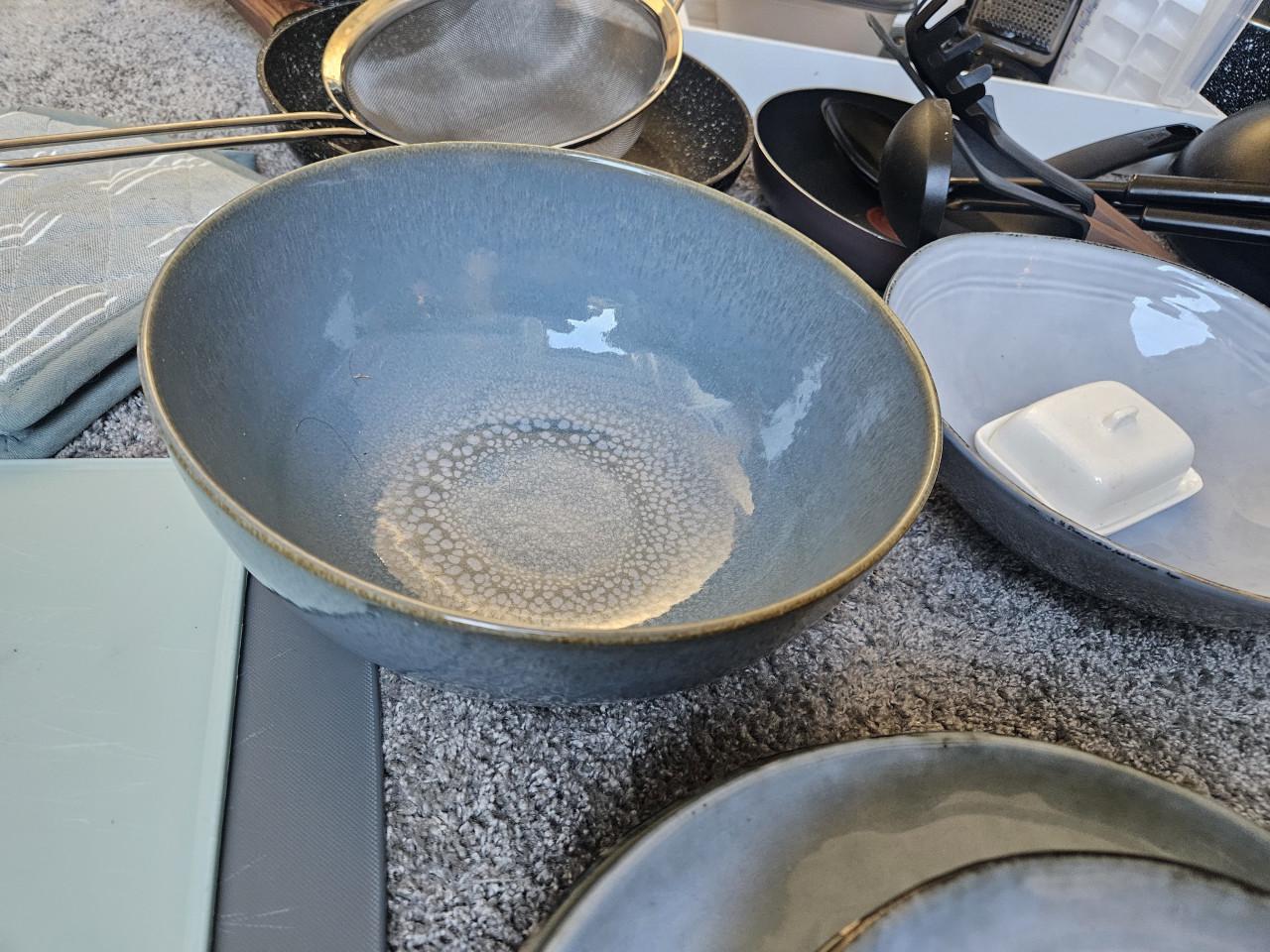 Complete Uitzet (pannen, borden) om direct op jezelf te wonen