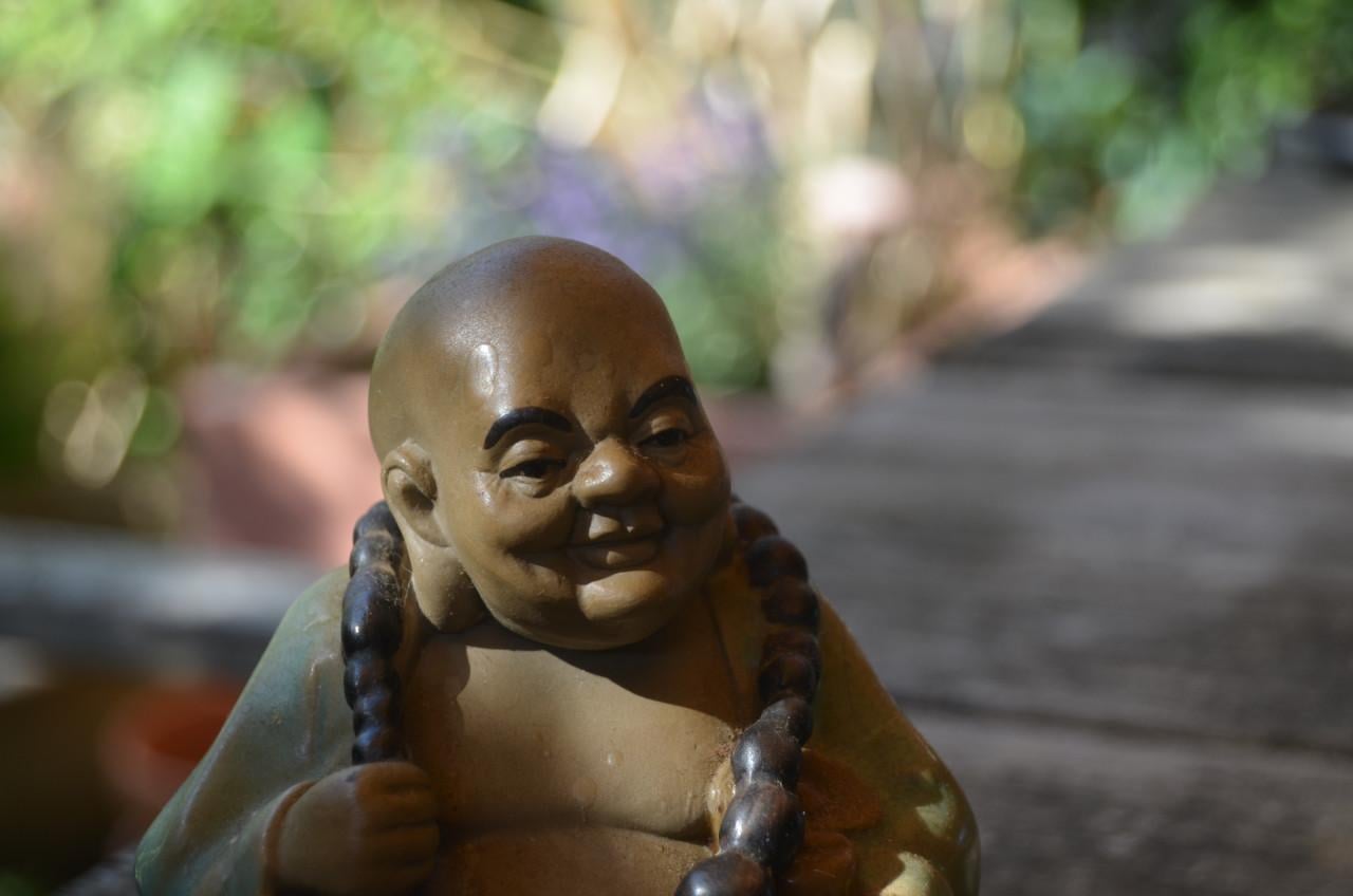 Mooi beeldje lachende Boeddha / Budai