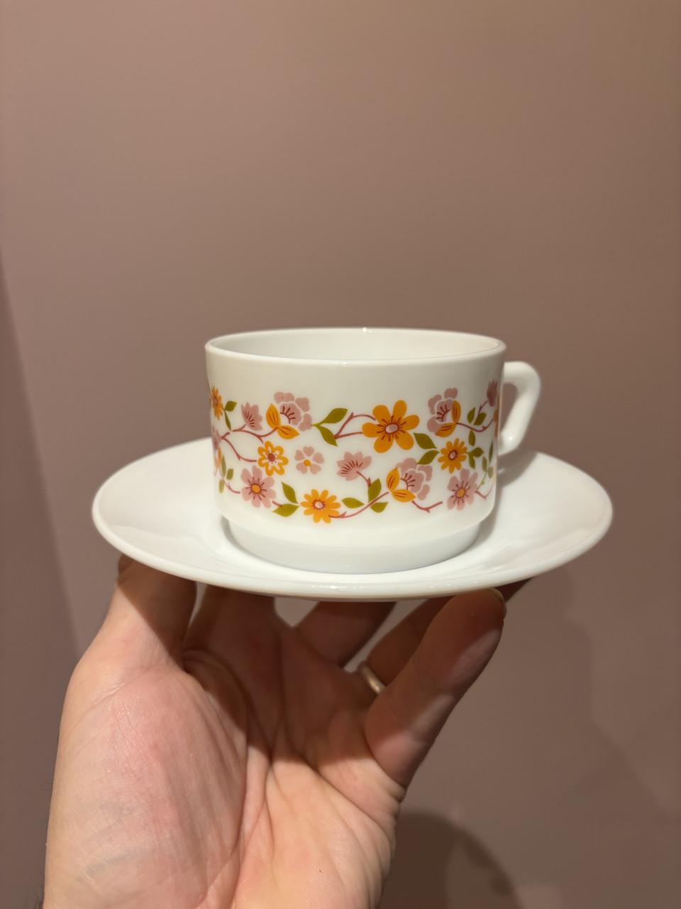 Vintage Arcopal Scania  koffie- en theekopjes en een bordje