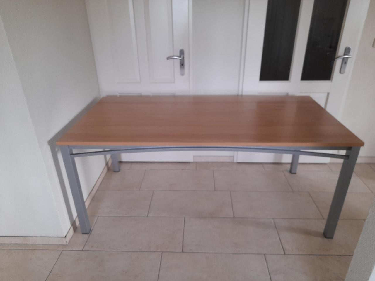Tafel / bureau  180 x 90 x 74H ( in goede nette staat )