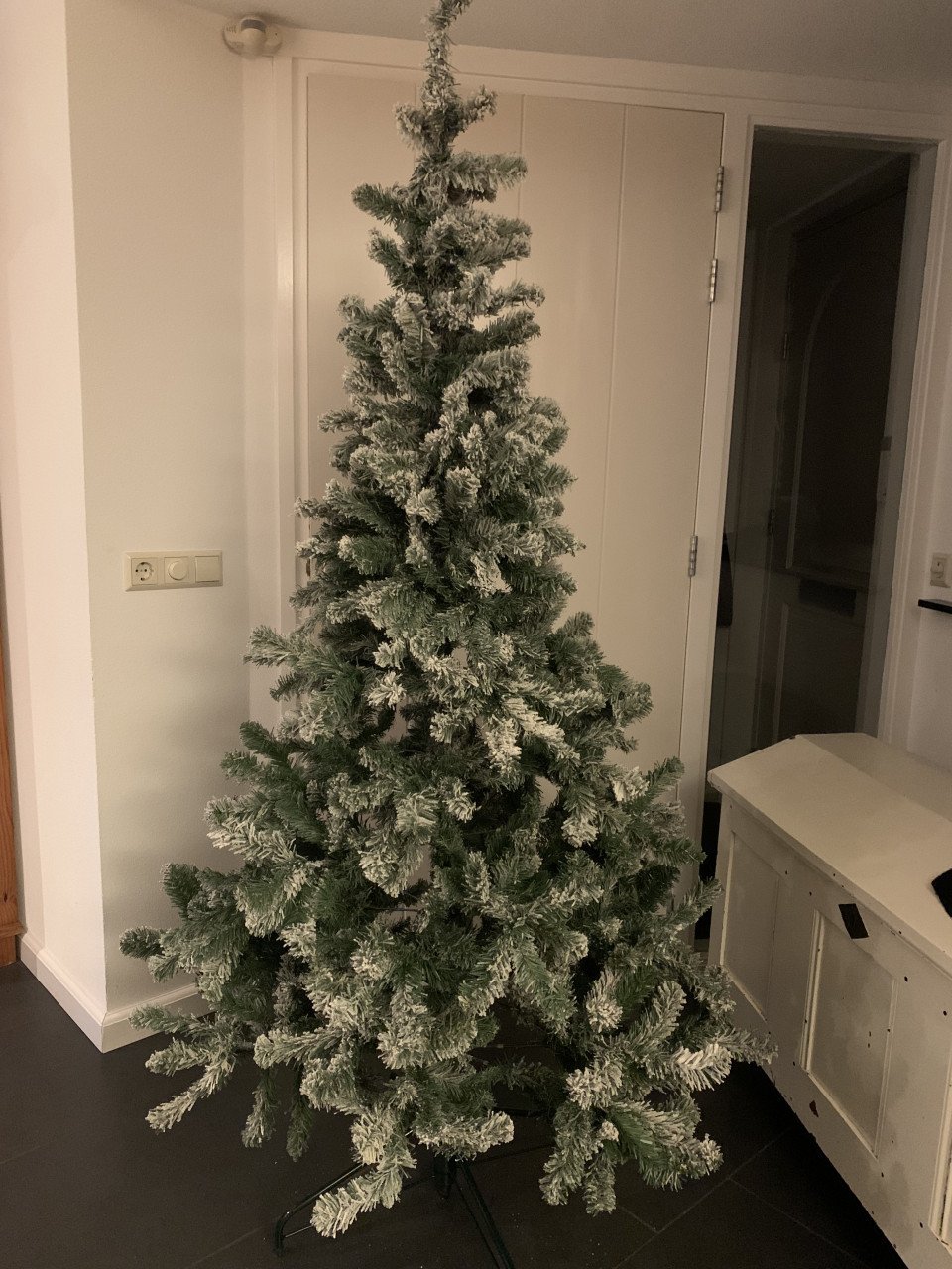 Kerstboom  met sneeuw 2.15 m. Intratuin