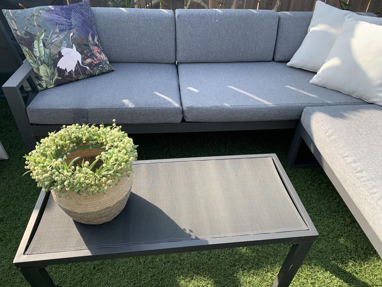 Alminium loungesetmet tafel en kussens.