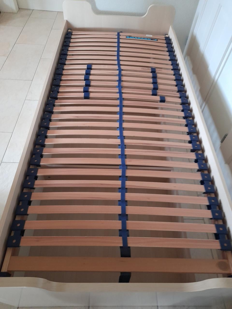 1 persoons Bed met laden (in goede nette staat )