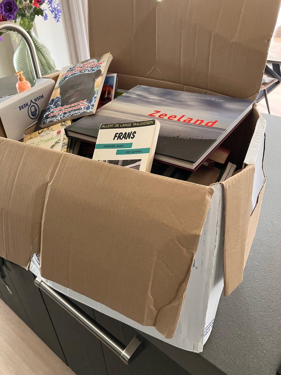 Gratis af te halen 3 dozen met diverse boeken (in een keer meenemen)