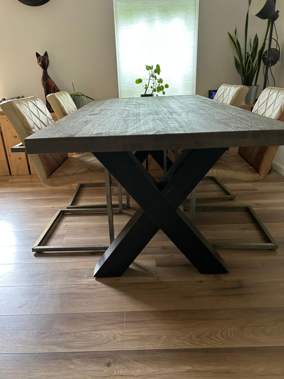 Eettafel en salontafel van hout met stalen poot