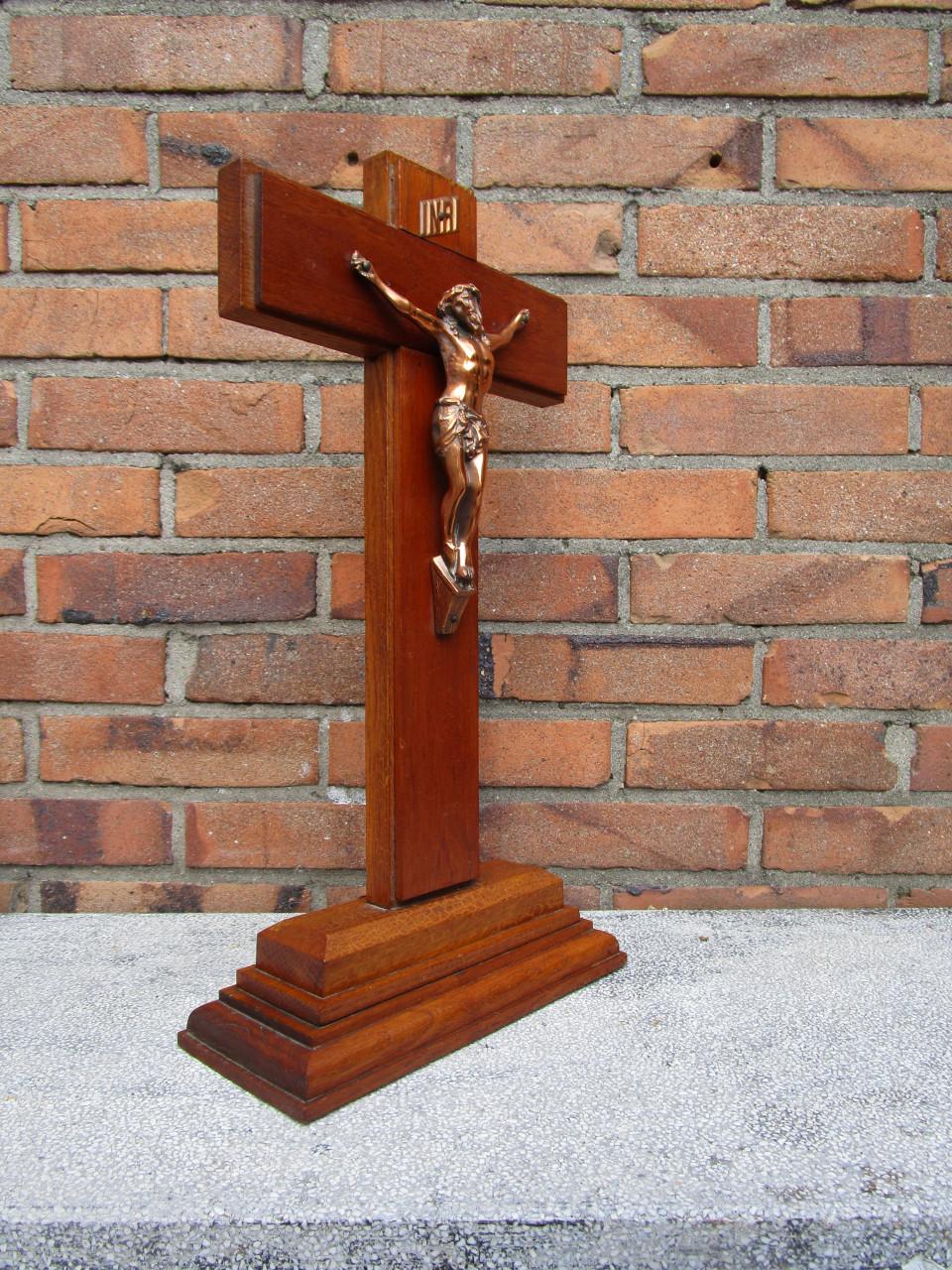 Houten kruisbeeld met bronzen Jezus