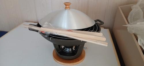 Gietijzeren wokpan met brander en deksel