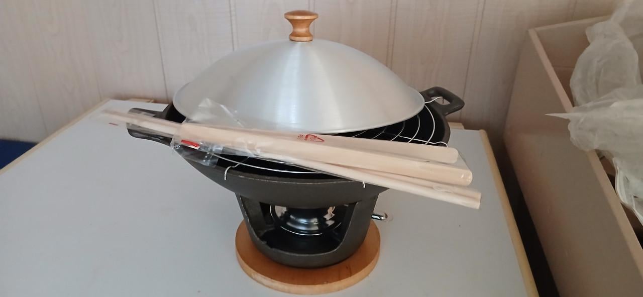 Gietijzeren wokpan met brander en deksel
