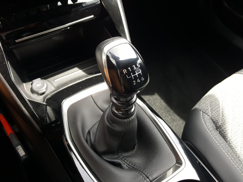 Peugeot 2008 allure 1.2 puretech 100pk navigatie | achteruitrijcamera | app