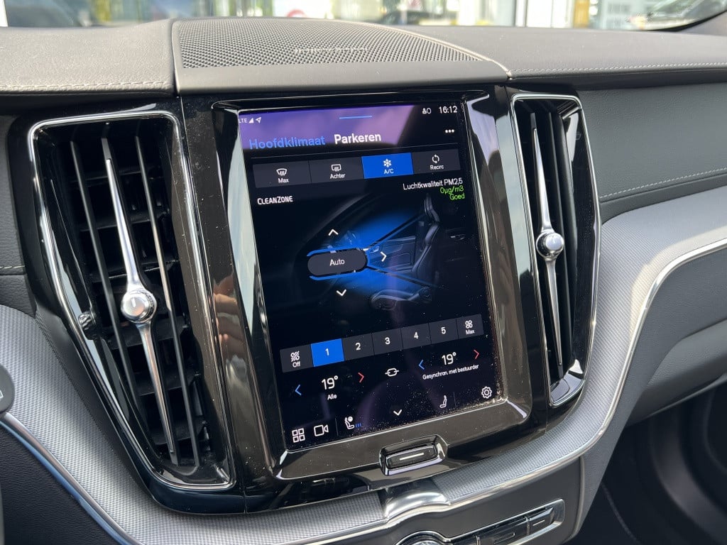 Volvo XC60 t6 340pk recharge r-design| luchtvering| panodak| adap.cruise| 3