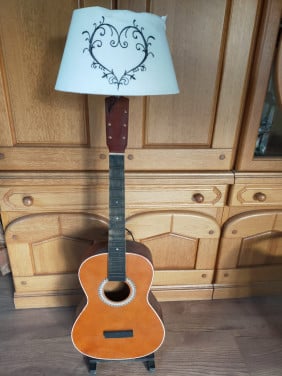 Staande lamp gemaakt van een gitaar