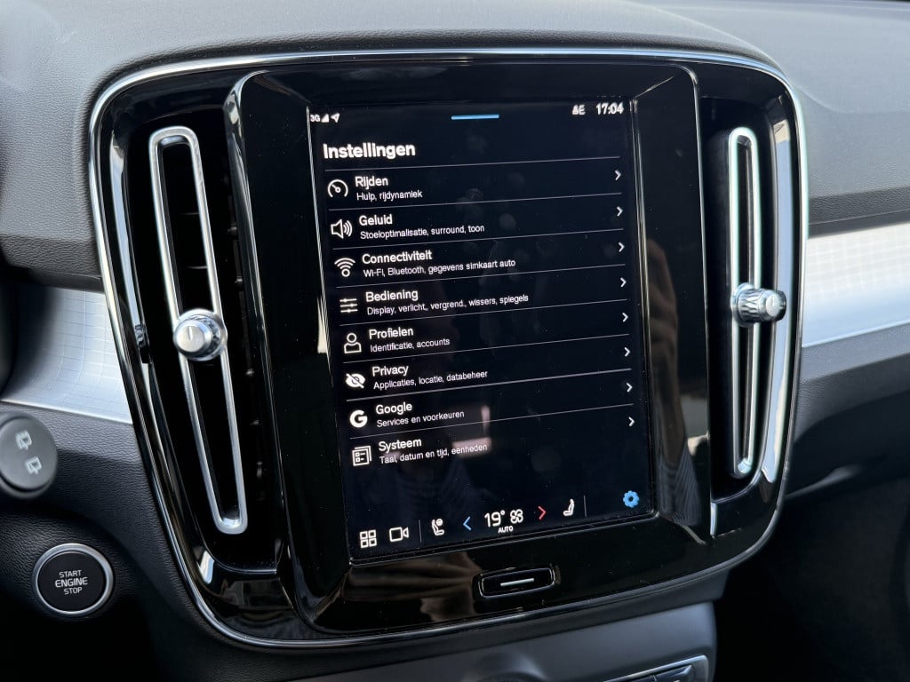 Volvo XC40 b4 197pk plus dark |adap.cruise| trekhaak | camera| elektrische