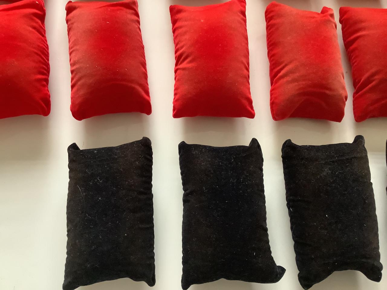 Partij gebruikte kussentjes voor sieraden. ( partij 83)