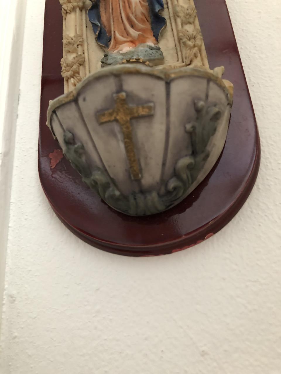 Zeer mooi gedetailleerd brocante heilig wijwaterbakje met Maria