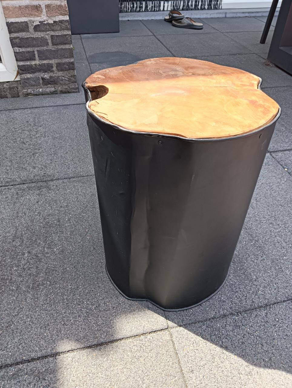 Tafeltje/krukje (bijv iets op zetten)