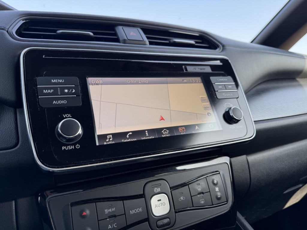 Nissan Leaf n-connecta 40 kwh | navigatie | 360° camera | stuur- + stoelver