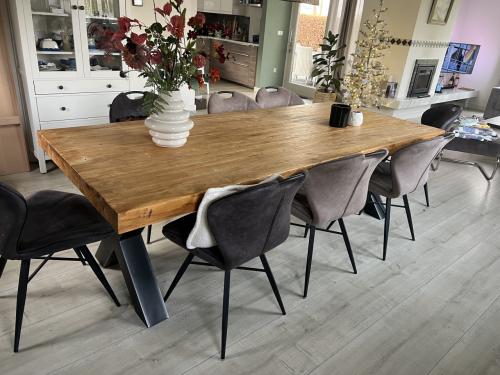 Houten eettafel incl 8 stoelen