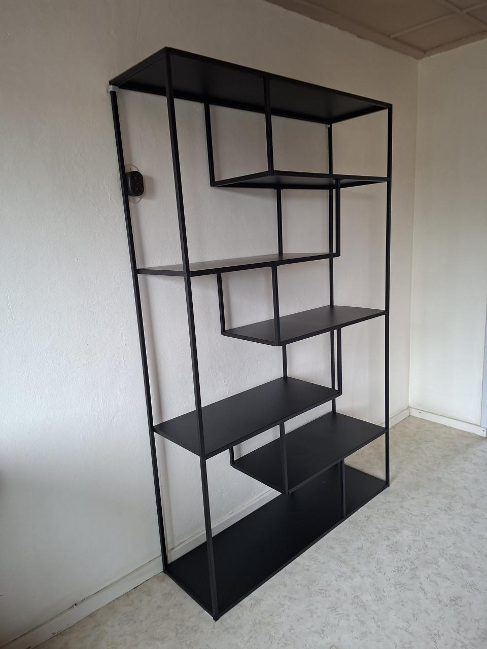 Zwarte metalen vakken/boekenkast