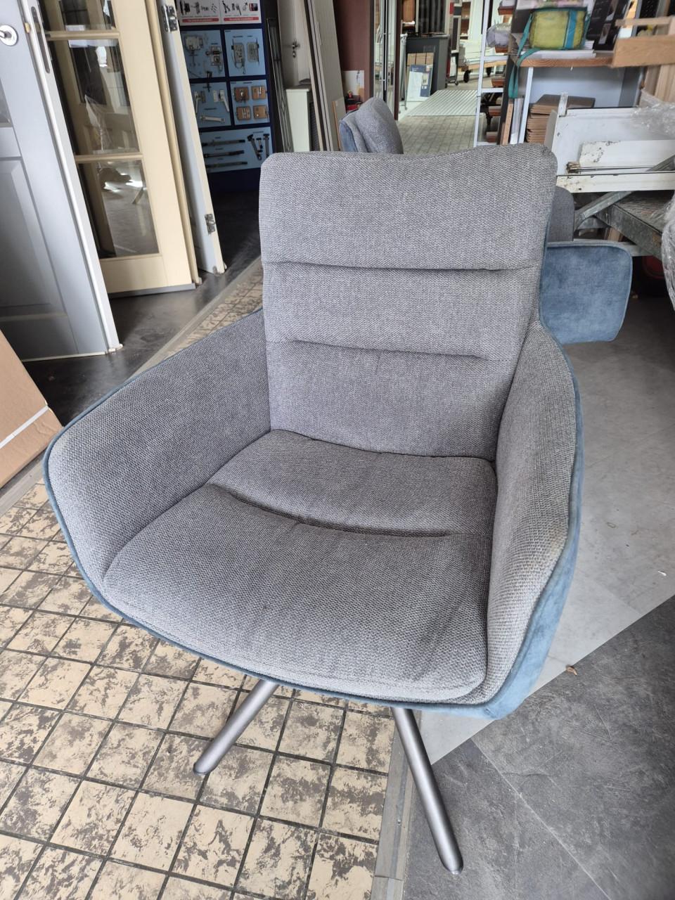 2 blauwe kuipstoeltjes