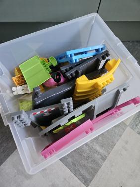 Bak met plastic bouwblokken