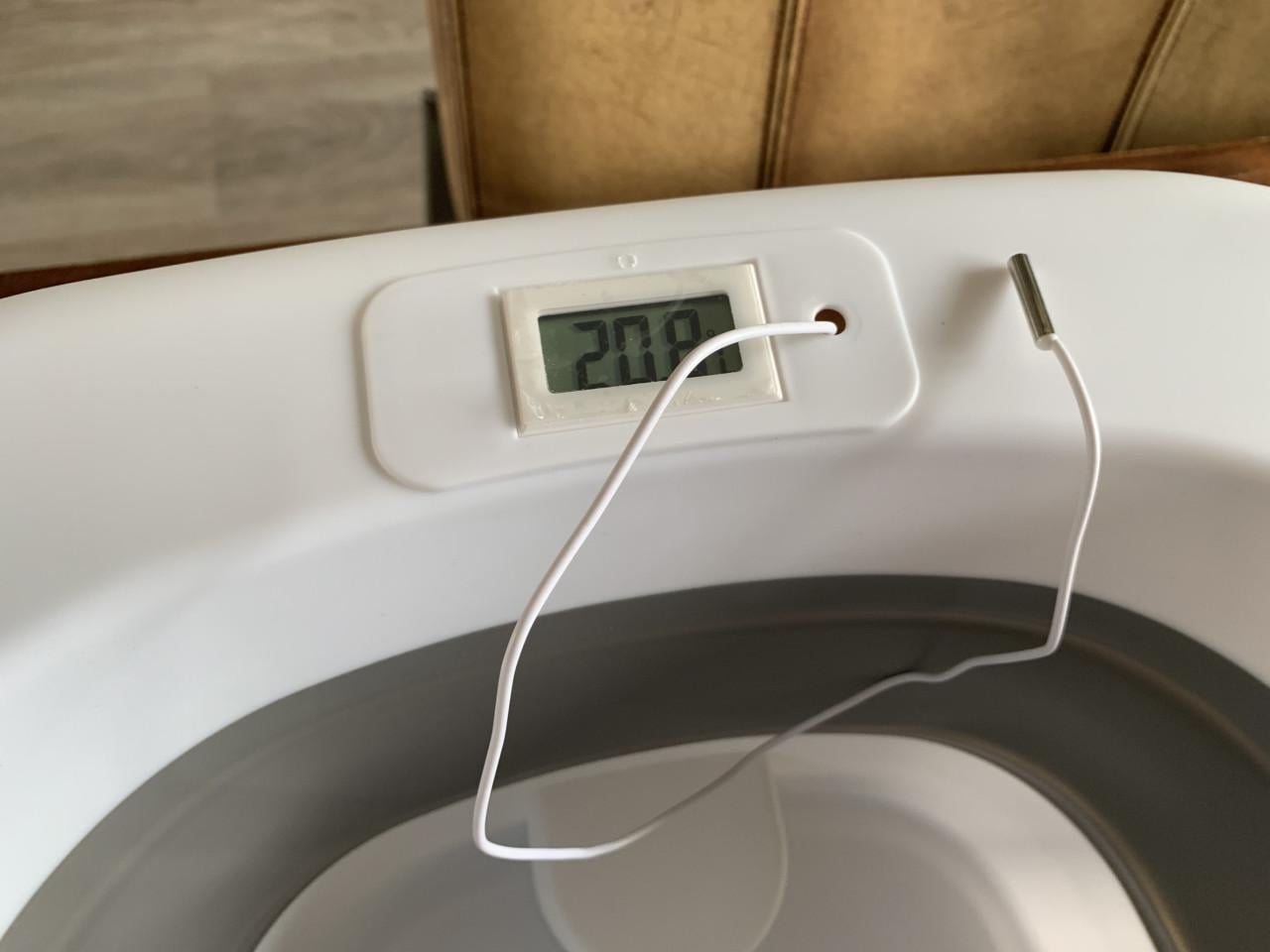 Opvouwbaar babybadje Het badje heeft een ingebouwde thermometer