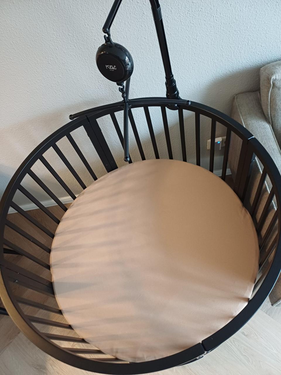 Babybox met matras, 2x Jollein hoeslaken en muziekmobiel — €55