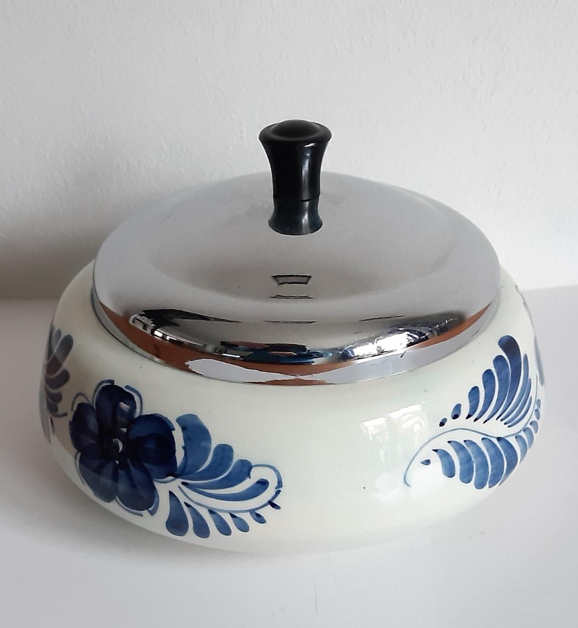 Delfts blauwe tabakspot met deksel, gesigneerd