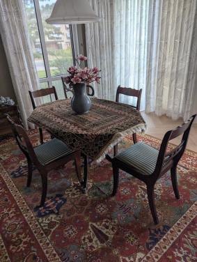Eethoek met 4 stoelen en 2 losse armstoelen