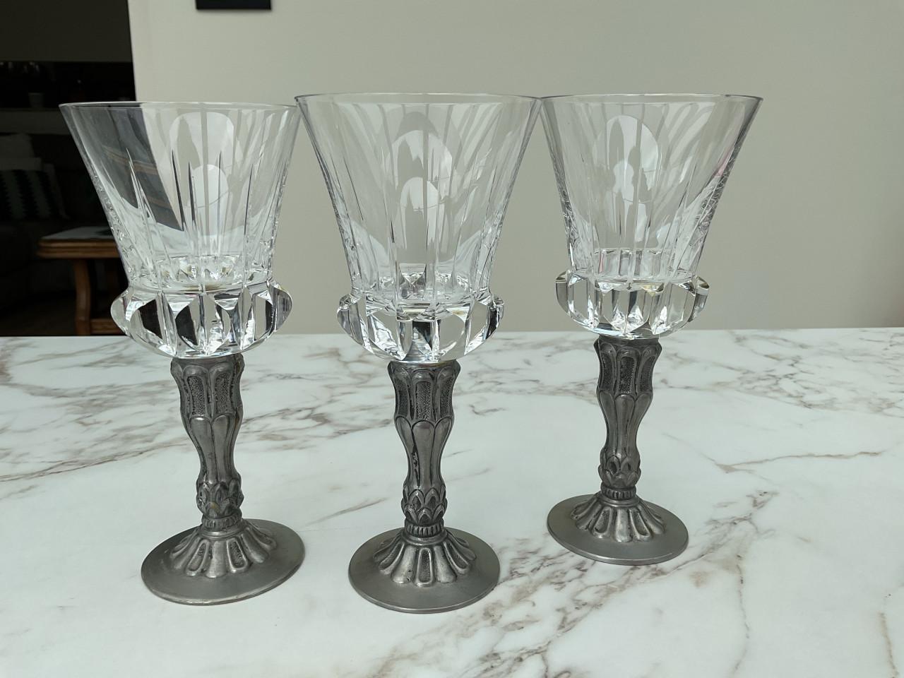 Oude glazen met tinnen voet