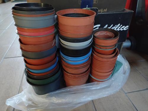 Gratis kweekpotjes / plastic potjes+/- 60 st